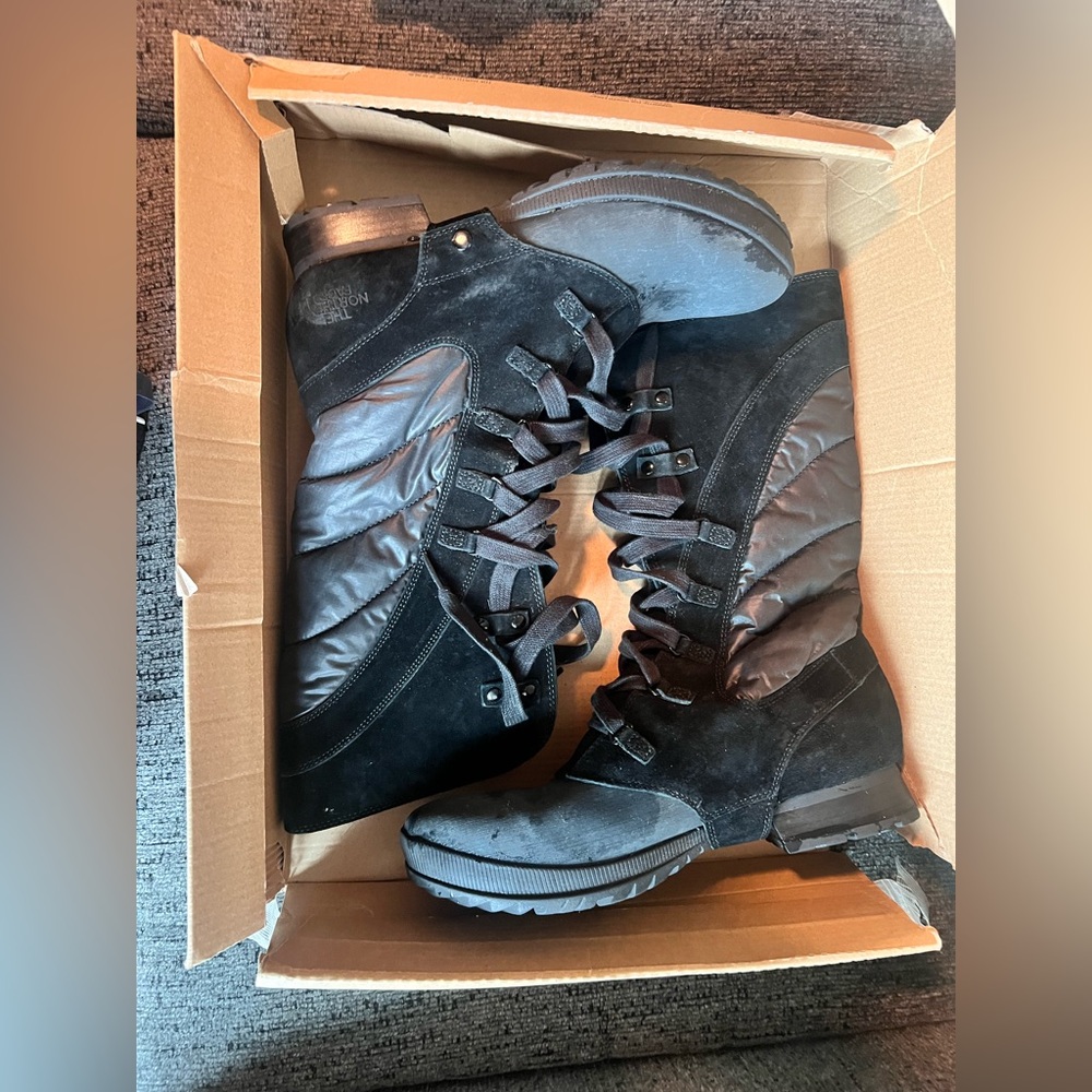 The North Face Zophia Lace Up Tall Boots 
Insulated Nubuck Waterproof Size 9.5